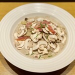 アル・デンシャル丸の内 - 舟形マッシュルームと生ハムのクリームスパゲッティ