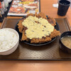 とんから亭 - 今回は、バカデカいチキンカツの「衝撃のチキンドデカツ定食（甘とろタルタル）」、ご飯大盛りでオーダー。