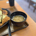 とんから亭 - 味噌汁は白味噌ベース。お口直しにぴったりです。