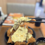 とんから亭 - チキンカツは厚みは約1cmほど。幅は約2cmほどにカットしてありますが、箸で持ちきれないほど長い（汗）
甘辛いタレにたっぷりのタルタルソース。これはご飯が進みます。