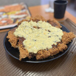 とんから亭 - チキンカツは20cmほどの大きさ。タルタルソースもたっぷりと乗っております。