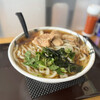 麺専門店アラキ - 今回のオーダーは「ホルモンうどん」。
直径20cm強のどんぶりに並々と注がれたつゆ。つゆの中には大量の麺、ホルモン、水菜、ワカメのラインナップ。
