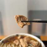 麺専門店アラキ - コチラのお店では、豚バラ肉・豚モモ肉を乱切りにし煮込んだものをホルモンと呼んでおります。
このホルモンがゴロゴロと大量に入っているのも嬉しい♪
柔らかく煮込んであり、とても美味しいですな。