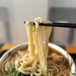 麺専門店アラキ - 麺は手打ち麺。所々うどんの太さが違うところがイイですねー。
他の店舗の3倍ほどのボリューム。
やっぱり（並）サイズで正解でした。