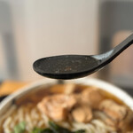 麺専門店アラキ - つゆは、あっさり醤油味。これなら飽きずに完食できそうです（笑）