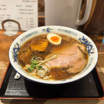 こられん華 - 料理写真:20cm強ほどの大きさのどんぶりに入って提供。大きな肩ロースチャーシュー、角煮、煮卵、ネギ、かいわれのラインナップ。
盛り付けもイイですな。