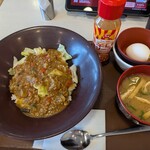 すき家 - スパイシーキーマカレー丼とみそ汁