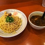 げん月 - つけ麺醤油☆
            
            夜は居酒屋、昼はつけ麺屋さんw
            鶏と醤油がベースのつけ汁は、玉ねぎの甘味と酸味がきいた、せいろそばみたいな味わい！
            つけ汁の具も鶏肉、牛蒡、キクラゲ、玉葱と少し珍しいラインナップ！
            麺は、つけ麺では細目の中太の縮れ麺w
            半玉増しまでは、無料！
            麺は、喉越しの良いツルッとしたタイプ！
            
            変わり種が好きな人にはイイかも！(๑´ڡ`๑)