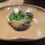 すし処 ひさ田 - 瀬戸内 久々井鮑 サッと湯通り 辛子酢味噌掛け
      誕豆乗せ