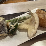 酒場 テンノスケ - 揚げたての天ぷらをカウンターで