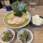 ラーメン 清水家 - ラーメン中にコロチャーダブルにライス