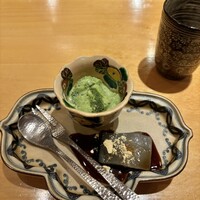 炭火割烹 庵 - デザート　抹茶牛乳プリンとわらび餅