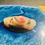 鮨shizuku 西天満 - 錦鯉に見立てたヒラメ