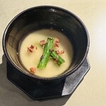 鮨shizuku 西天満 - ホワイトアスパラの茶碗蒸し。グリーンアスパラと明太子チップを添えて