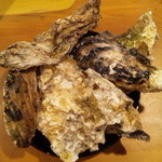 牡蠣処 クーガ - 牡蠣殻にも個性有ります