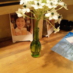 牡蠣処 クーガ - 生花が飾られています