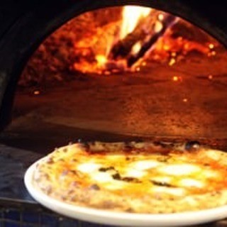 ナポリの名薪窯‘ジャンニアクント’で一気に焼き上げます！