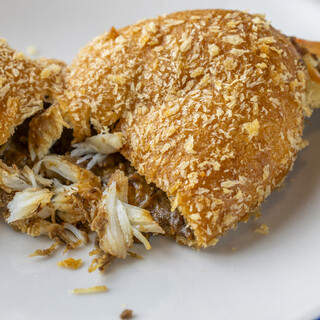 紅ズワイガニや鳥取和牛。全8種類のカレーパンを食べ尽くす！