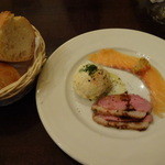 バニュルス 上野駅店 - 前菜（ポテトサラダ、サーモン、鴨肉）とパン