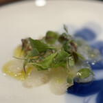 季音 - スモークされたカワハギのカルパッチョ