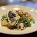 季音 - カマスの薪火焼きを乗せた鎌倉野菜と広島梶谷農園