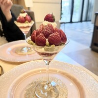 アニヴェルセル カフェ - いちごのパフェ　¥3500くらい