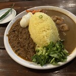 喫茶アジェンデ&カレーシャ - 2種あいがけ大盛＋パクチー増量＋ゆでたまご＋青唐辛子
