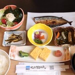 大船渡温泉 - 朝食です。その他、大船渡市民のソウルフードと言われる「なべやき」なども取りにいけます。