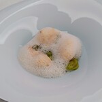 葉山ホテル音羽ノ森 - 伊勢海老の天火焼き 春の豆とにんにくの泡