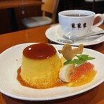 tri cafe - プリンアラモード　¥550