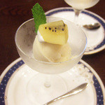 トマト - 平日ランチサービスの自家製アイスクリーム(この日は桃のシャーベット)