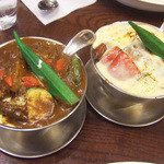 トマト - 仔牛のミルクカレー(季節の野菜入り)と和牛ビーフカレー(季節の野菜とチーズ入り)