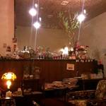 カフェ・ラ・トープ - この奥にキッチンが。店員さんは上げ下げ以外はここにいます。視線を感じずにいれる♪