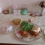 カフェ・ラ・トープ - 看板メニューのチキンカツのタルタルソース　チキンカツの下にカリッとホクホクなフライドポテトが！