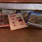 カフェ・ラ・トープ - 壁側の白いテーブルの下には店員さんとお客さんとの、長年の交換日記が…！