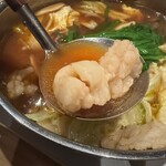 博多牛もつ鍋 なの川 - 牛もつ鍋　プリプリもつを持ち上げ