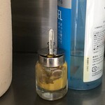 とんかつ美よし - カラシは緩めです。ほぼ液体。