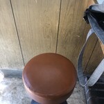 とんかつ美よし - B級めしのまーちんさんがキリ番レビューするため、わざわざ訪れたとき座ったイス。カウンターの端っこ席。