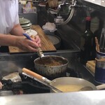 とんかつ美よし - カレーが大人気ですよ。半分くらいの人がカツカレー食べてたな。