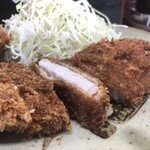 とんかつ美よし - 衣がピタッと。はがれてないね。さすがの仕事。