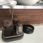 とんかつ美よし - 先客はタバコ2本も吸ったのか。しかも根元まで。