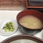 とんかつ美よし - お新香とお味噌汁。少し煮詰まった感じで、それがまた。