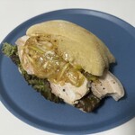 ブランジュリー パリの空の下 - 八戸ネギチャーシューのサンドイッチ