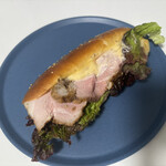 ブランジュリー パリの空の下 - 沖縄豚のタンドールパリジャン