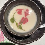 白金亭 - 春カブとカリフラワーのポタージュ　ビーツ飾り