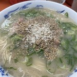 元祖ラーメン長浜家 - コショーも降って！
