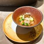 北新地 ふか - 2．初夏野の前菜
      
      未成熟のメロンやレンコン、ナスなどのワインビネガーで和えた酢の物。ニンニクの芽の風味がアクセント。