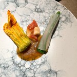 北新地 ふか - 9．花つきズッキーンの巻餃子
      
      花びらを皮に見立てて使用
      
      花の風味、苦味が甘エビの甘味と香りとうまく合っている