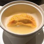 北新地 ふか - 13．気仙沼産フカヒレ餃子
      
      繊細なフカヒレのスープ餃子
      
      具の鴨チャーシューや椎茸を崩すと、繊細なスープと具の複雑な旨みが混ざり合い、滋味深い味わい
      
      フカヒレのぷるんとした繊維感のアクセントが贅沢