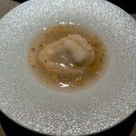 北新地 ふか - 10．鮎魚女の水餃子
      
      アイナメの繊細な旨みと風味、アイナメの骨出汁と、キンモクセイの香りが交わり非常に上品な味
      
      器下に仕込んだ茶葉が開くと少しずつ、別のベクトルの華やかさと滋味が加わる